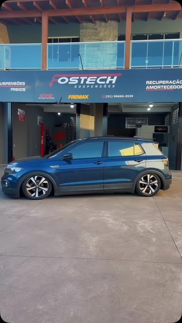 Volkswagen azul em frente à oficina Fostech Suspensões